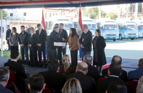 Ministra Llanes asistió a la presentación oficial de 18 bibliobuses del Programa “Semillas del Futuro”.