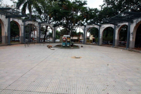 El pergolado luce atrayente en la Plaza Bernardino Caballero.