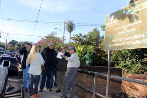 El ministro Fretes y miembros del Ministerio Público conversando con un vecino de la zona.