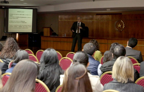 El doctor Juan Carlos Mendonca Bonnet estuvo desarrollando el contenido con relación a las garantías de inconstitucionalidad.