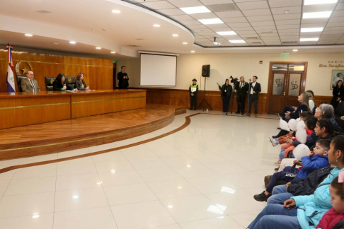 La ministra de la Corte Suprema de Justicia y responsable del Fuero de la Niñez y Adolescencia, doctora Carolina Llanes, y el ministro doctor César Diesel participaron del acto conmemorativo por el Día del Niño y la Niña, realizado en el Salón Auditorio.