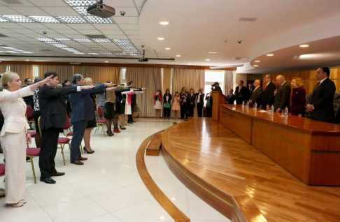 Los nuevos magistrados y fiscales prestan juramento.