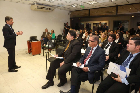 El doctor Gustavo Martínez Pandiani durante su exposición magistral.