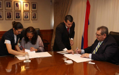 La firma del convenio estuvo a cargo del presidente de la Corte, Antonio Fretes, y de la directora de la Oficina Regional de Unesco, Lydia Brito.