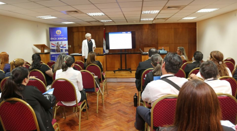 La actividad se desarrolló en la Sala de Conferencias del octavo piso de la Torre Norte del Palacio de Justicia de Asunción y estuvo a cargo de representantes de la Oficina de Ética Judicial de la Corte Suprema de Justicia.