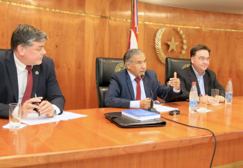 El ministro de la Corte Suprema de Justicia e integrante de la Sala Penal, doctor Manuel Ramírez Candia, prosiguió con su disertación sobre “Límites constitucionales al ejercicio del poder punitivo del Estado” durante el cierre del II Módulo.