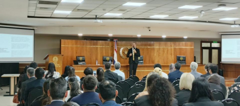 El doctor Gonzalo Sosa Nicoli, miembro del Tribunal de Cuentas y coordinador del Diplomado en Derecho Administrativo, durante su exposición sobre el control contencioso administrativo y los alcances de la Ley N.º 6715/21 de Procedimientos Administrativos.