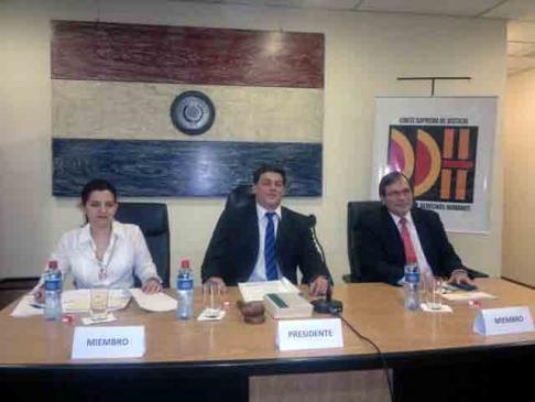 El Tribunal Evaluador estuvo integrado por la doctora Silvia López Safí, el doctor Camilo Torres y por el doctor Roberto Ruiz Díaz Labrano.