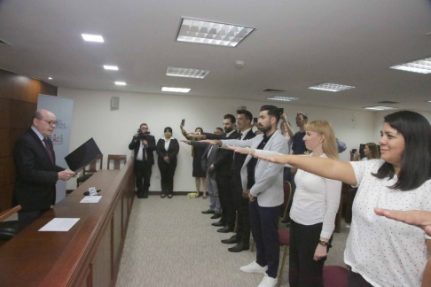 El Presidente de la Corte Suprema tomó juramento a nuevos ciudadanos naturalizados.