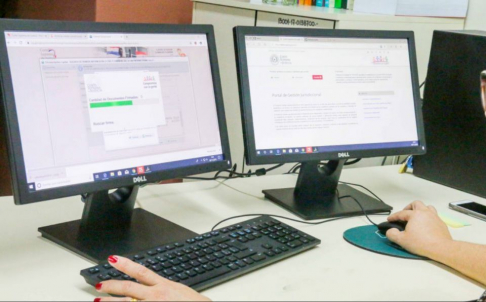 Disminución del uso del papel: expedientes electrónicos generan impacto ambiental positivo.