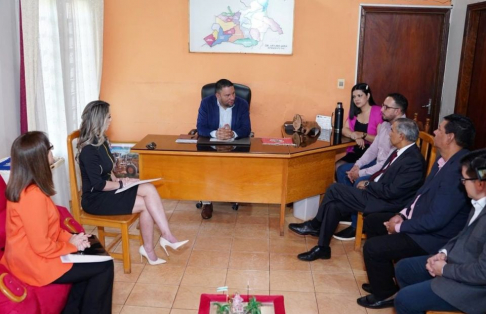 Ministro Ramírez Candia encabezó visita institucional en Yhú para recepción de fondos destinados al futuro Juzgado de Paz.