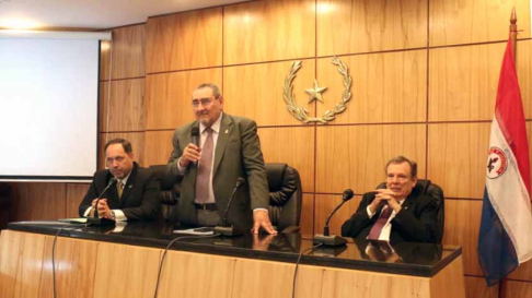 El ministro de la Corte Suprema de Justicia Antonio Fretes, durante su intervención en la apertura del curso taller.