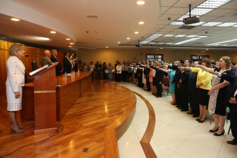 La ministra doctora Alicia Pucheta de Correa pidió compromiso con la sociedad.