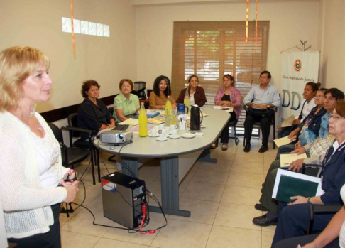 La coordinadora del programa de defensores de las personas en situación de vulnerabilidad, abogada Alba Arriola, estuvo a cargo de las palabras de bienvenida.