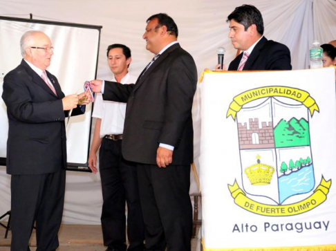 Momento en que el doctor Bajac recibe la distinción de manos del intendente de Fuerte Olimpo, Sergio Cuéllar.