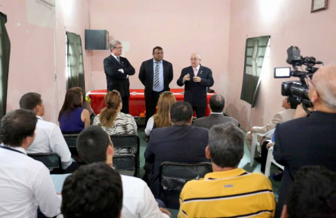 El doctor Emiliano Rolón, finalizando la jornada en Fuerte Olimpo, acompañado ocasionalmente por el ministro Miguel Óscar Bajac.