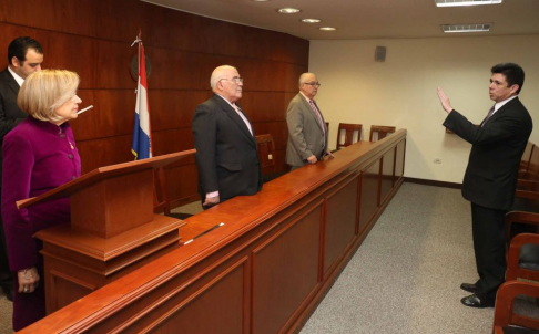 Juramento del magistrado de Pozo Colorado, Juan Carlos Olmedo, en el noveno piso de la sede judicial de Asunción.