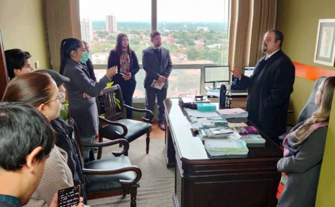 Alumnos de Derecho de UNA visitaron el Palacio de Justicia de Asunción.