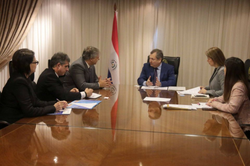 El Dr. Eugenio Jiménez Rolón recibe a representantes de la OPS.