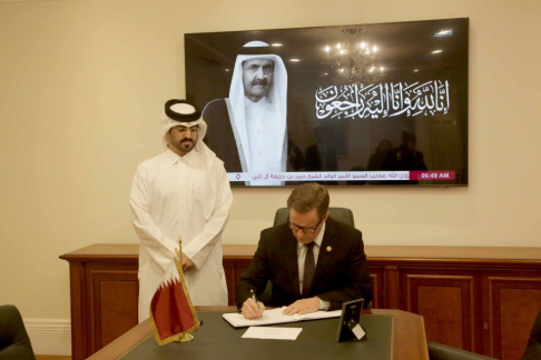 El presidente de la Corte Suprema firmó el libro de condolencias por el fallecimiento de Su Alteza el Príncipe Padre Sheikh Hamad bin Khalifa Al Thani.