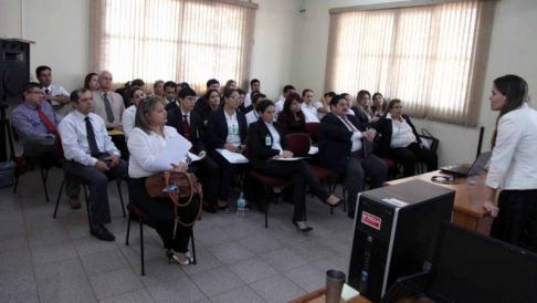 La abogada Gabriela Talavera dio las palabras de apertura y bienvenida a los presentes en compañía de los miembros del Consejo Administrativo de la Circunscripción.