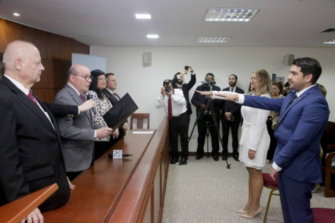 Presidente y ministros de la Corte Suprema tomaron juramento a magistrado y defensora pública.