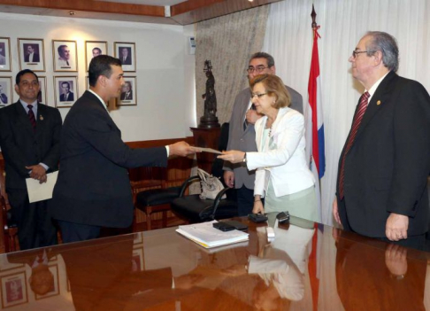El acto se realizó en la sala del pleno de la Corte Suprema de Justicia e hicieron entrega de los certificados el presidente de la máxima instancia judicial, Dr. José Raúl Torres Kirmser, y los ministros Alicia Pucheta de Correa y Antonio Fretes.