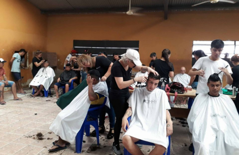 Estudiantes de la academia Rommy realizaron corte de cabello en forma gratuita a internos de la penitenciaría de Emboscada.