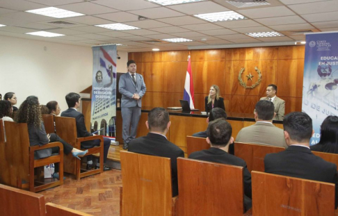 Alumnos de Uninorte visitaron la sede judicial de Asunción.