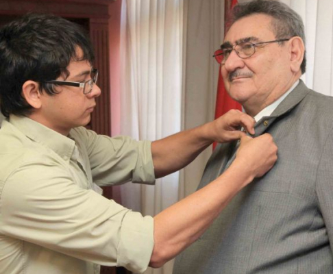 Las autoridades recibieron un pin representativo, consistente en un “círculo azul”, que es el símbolo mundial de la diabetes.