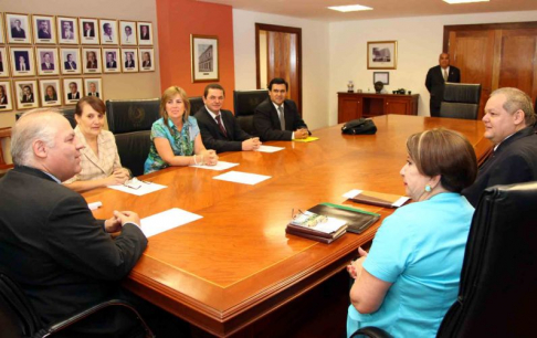 Varios magistrados acompañaron a la abogada Teresa Doldán, presdienta de la Circusncripción de Caazapá, con el titular de la Corte.
