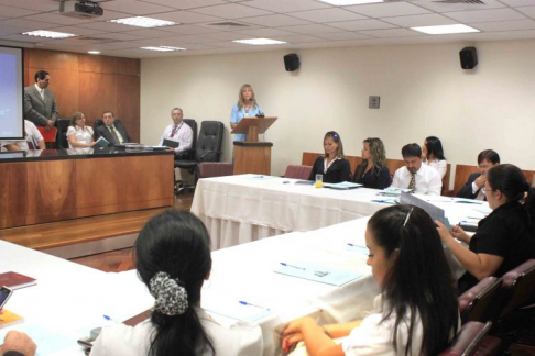La directora de Administración de Personal, Julia Cardozo durante su ponencia acerca de la importancia de la Acordada Disciplinaria
