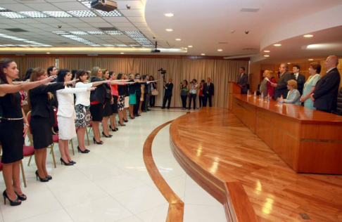 El juramento de magistrados y defensores públicos contó con la presencia de autoridades judiciales.