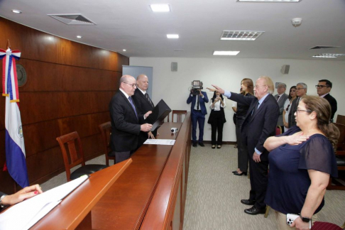 Autoridades judiciales tomaron juramento a ciudadanos naturalizados.