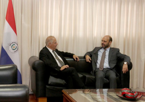 El presidente de la máxima instancia judicial, doctor Luis María Benitez Riera, conversando con el diplomático italiano, Gabriele Annis.