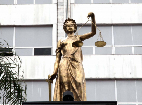 Resolución N° 11 del Tribunal Examinador con relación a escrito presentado por postulante