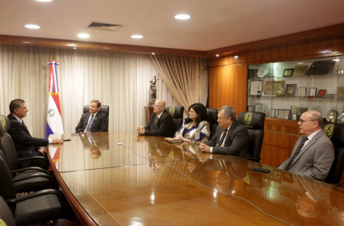 El titular de la CSJ, dr. Alberto Martínez Simón; el vicepresidente primero, dr. Luis María Benítez Riera; y los ministros, doctores Carolina Llanes, César Diesel y Eugenio Jiménez Rolón, recibieron al titular del Superior Tribunal de Justicia de Formosa.