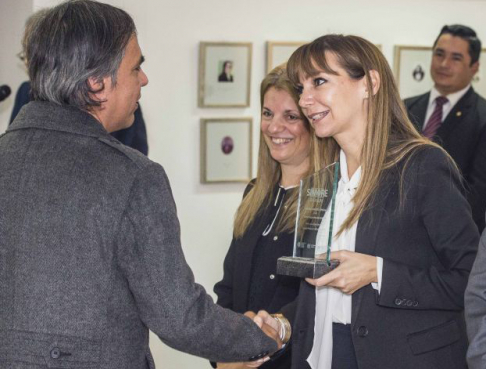 Entrega de placa de reconocimiento a la Dirección de Derechos Humanos de la máxima instancia judicial.