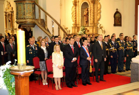 La presidenta de la Corte, doctora Alicia Pucheta de Correa, junto con el vicepresidente y el presidente de la República, Juan Afara y Horacio Cartes, respectivamente, y el intendente de Asunción, Mario Ferreiro, durante el tedeum.