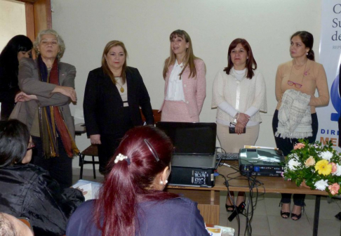 La directora de la Dirección de Mediación, Gladys Alfonso, en compañía de la ministra de Justicia, Carla Bacigalupo, y la directora general de Centros de Estudios Penitenciario, abogada Verónica Bado.
