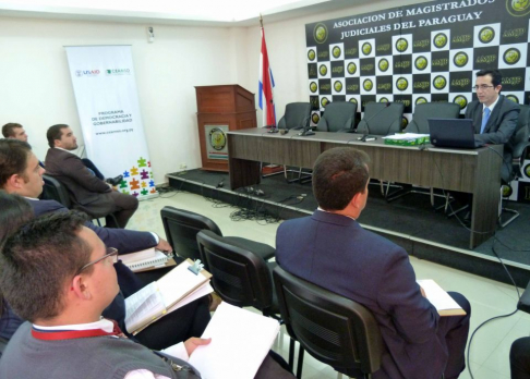 El objetivo fundamental es capacitar a los asistentes jurisdiccionales con el fin de que éstos desarrollen sus habilidades y conocimientos.