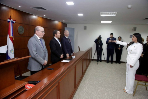 El presidente de la Corte Suprema de Justicia, doctor Alberto Martínez Simón, deseó éxitos en el ejercicio de sus funciones a la abogada Antonia Andrea Ortega Ullón como jueza electoral de Encarnación, Circunscripción Judicial de Itapúa.