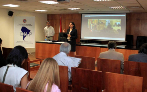 Momento en que la abogada Carmen Montanía realizaba la bienvenida al auditorio