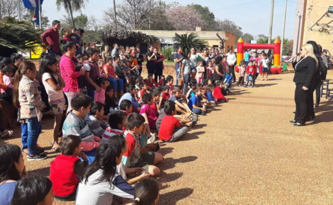 Agasajan a niños y niñas por su día.