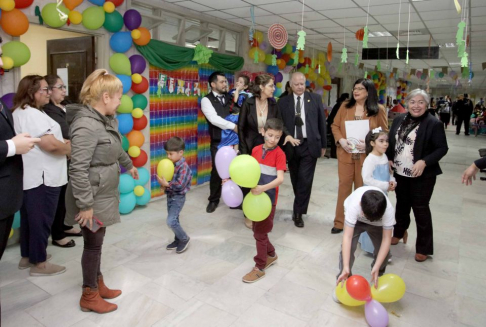 Los ministros de la Corte Suprema de Justicia, doctores Carolina Llanes y Luis María Benítez recorrieron el primer piso de la torre sur de la sede de Capital, en conmemoración del Día del Niño.