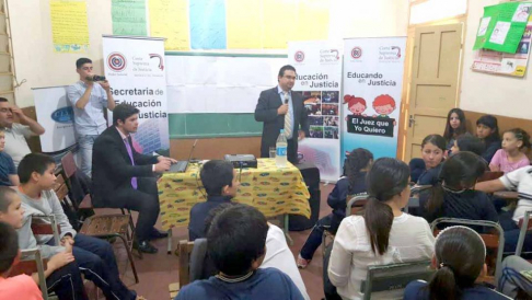 El director de Derecho Ambiental de la Corte, Marcos Benítez, instó a los alumnos a cuidar la naturaleza.