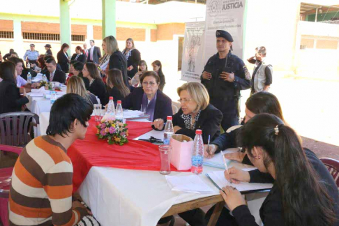 La presidenta de la Corte, Alicia Pucheta, entrevistó a los privados de libertad.