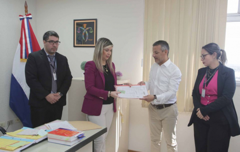 Autoridades judiciales y representantes de la Senabico durante el acto de entrega de bienes incautados.