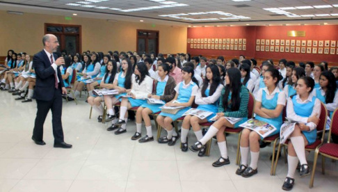 El juez Pedro Mayor Martínez explicando a los estudiantes el funcionamiento del sistema judicial.