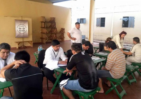 La doctora Nelly Obregón y otros funcionarios conversando con los internos.